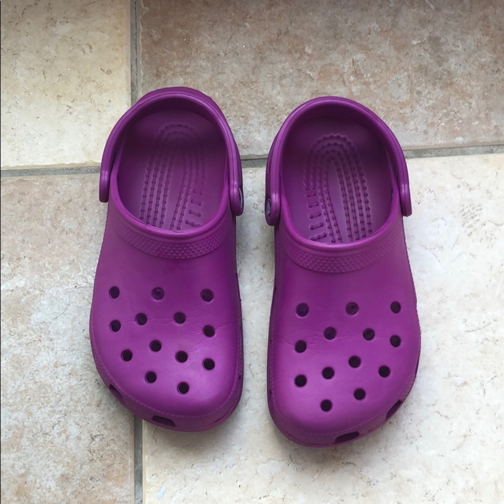 Magenta crocs